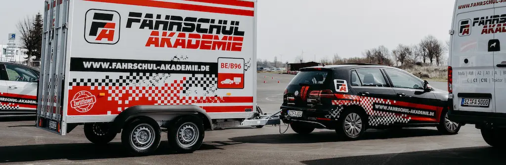 Gebrandetes Fahrschulauto der Fahrschul-Akademie mit Anhänger-Gespann