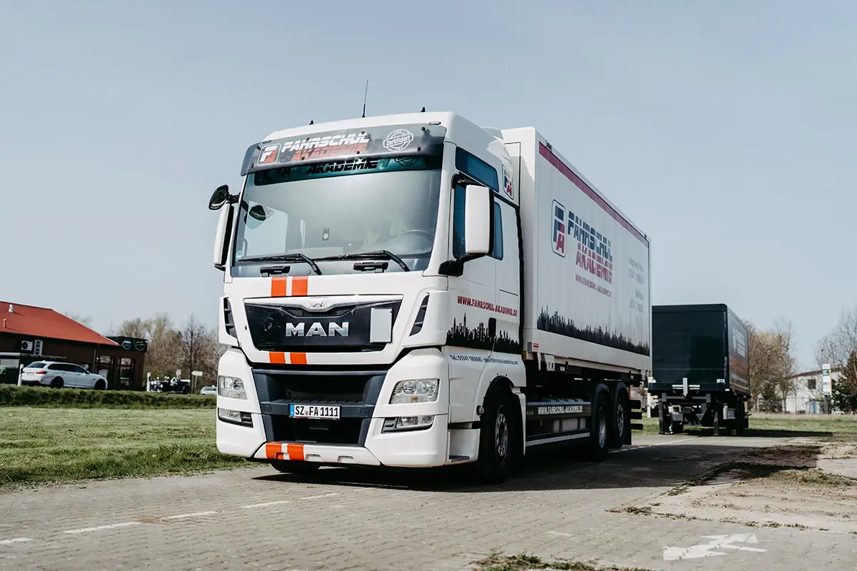 LKW der Fahrschul-Akademie mit Auflieger