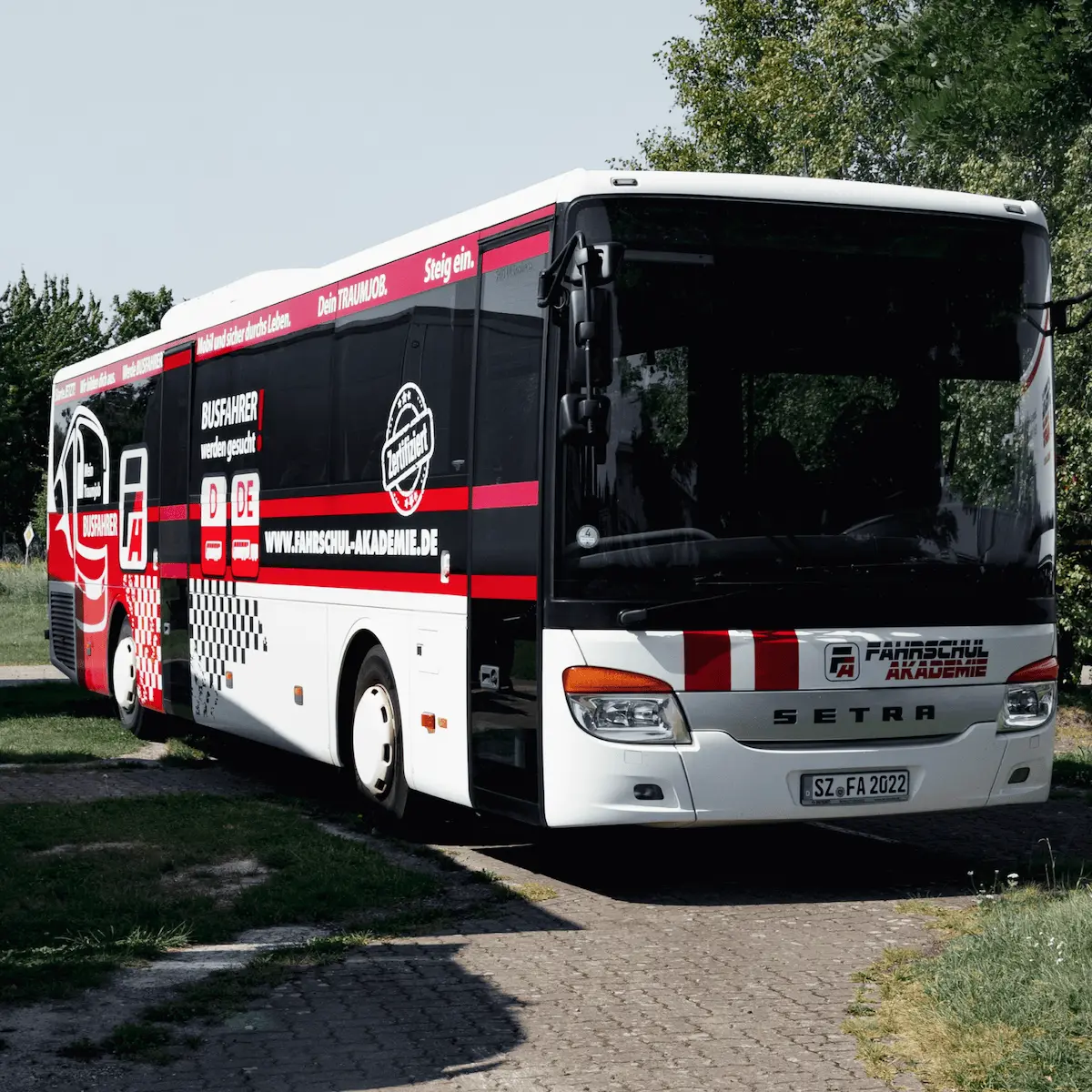 Bus der Fahrschul-Akademie auf dem Übungsgelände