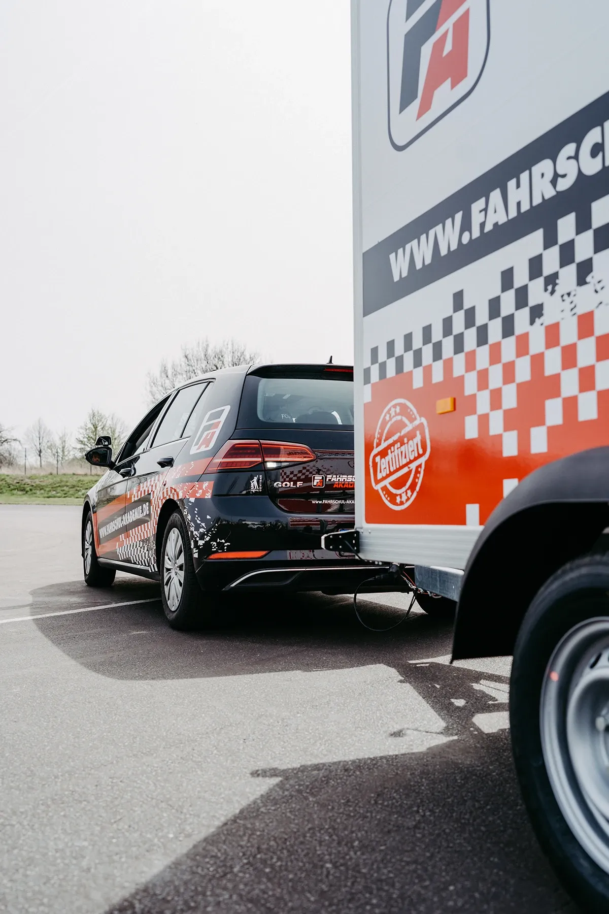 Gebrandetes Übungsfahrzeug der Fahrschul-Akademie mit Anhänger
