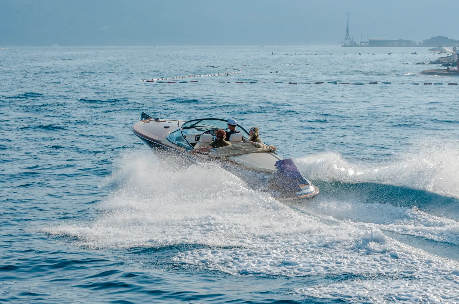 Sportboot in Fahrt auf dem Wasser