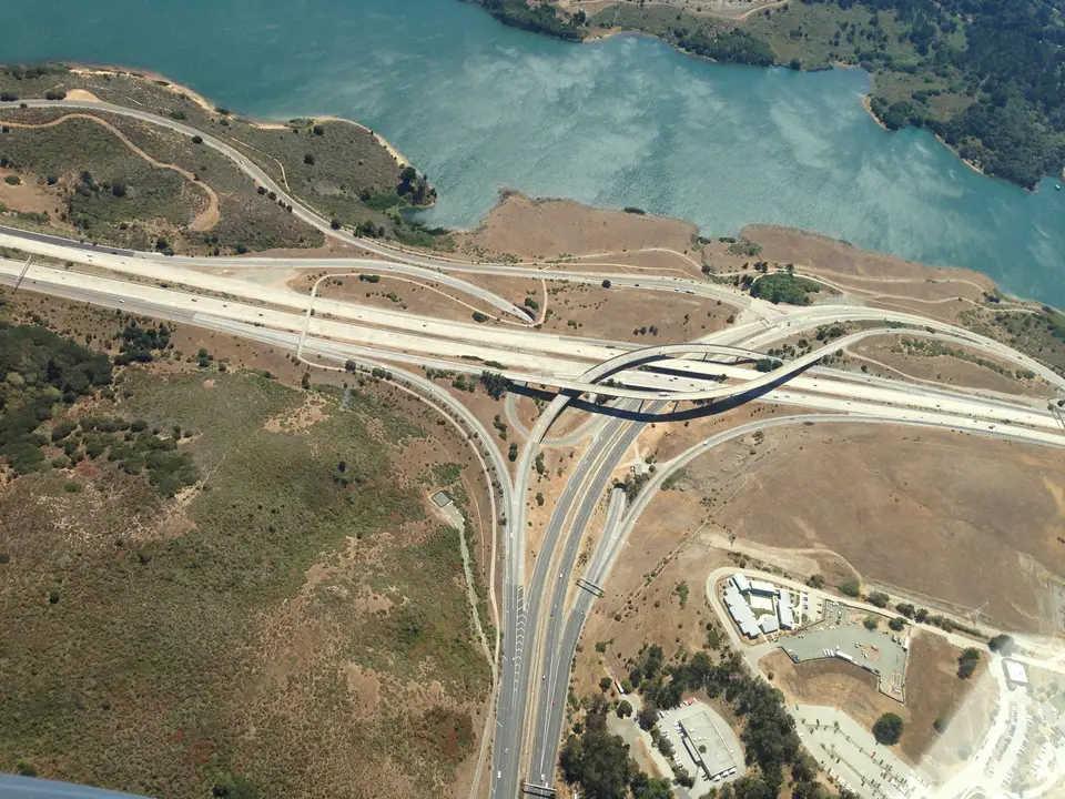 Autobahnkreuz aus der Vogelperspektive
