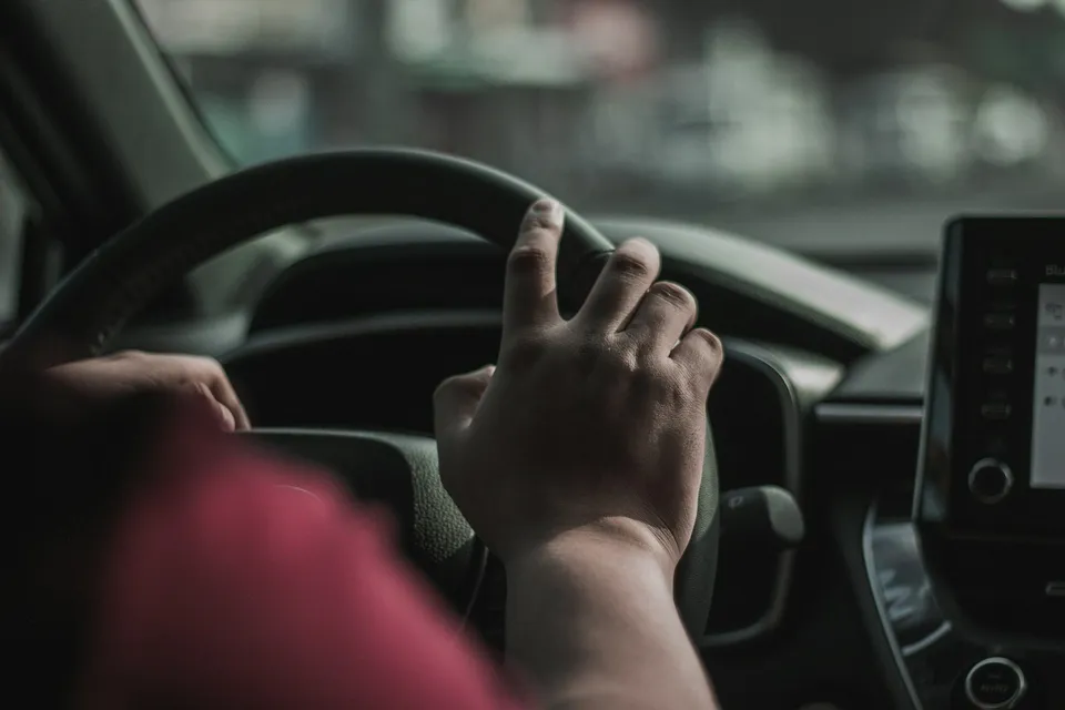 Fahrschülerin lernt mit Unterlagen