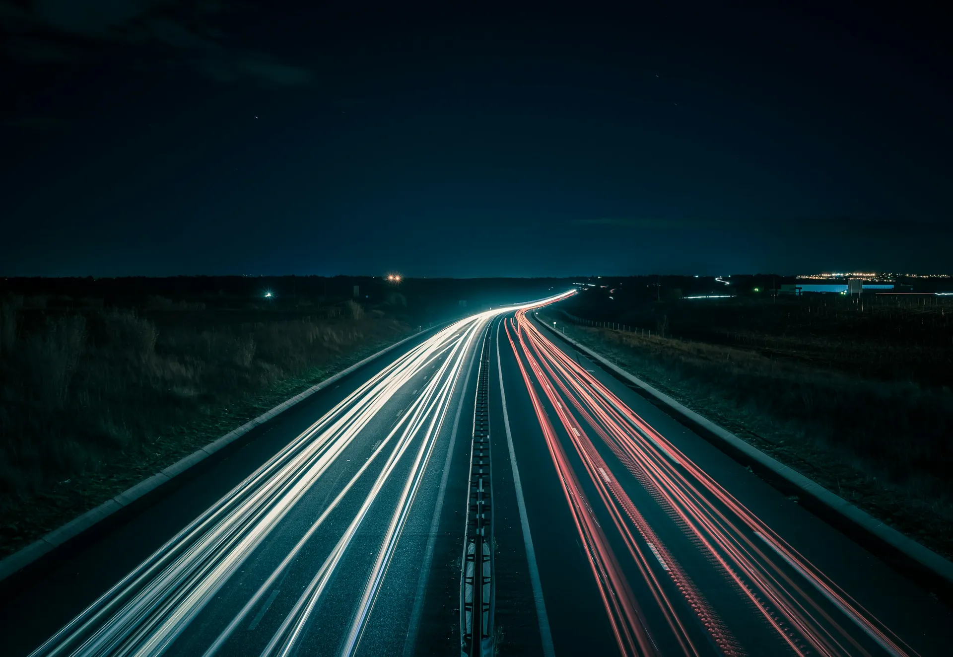 Nächtliche Autobahn — Symbolbild für den gemeinsamen Weg