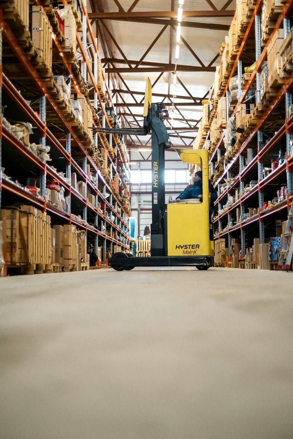 LKW an einer Logistik-Verladerampe